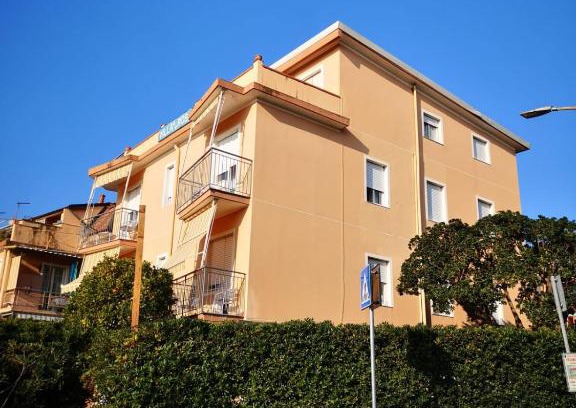 Loano Cama Y Desayuno | Villa rosa