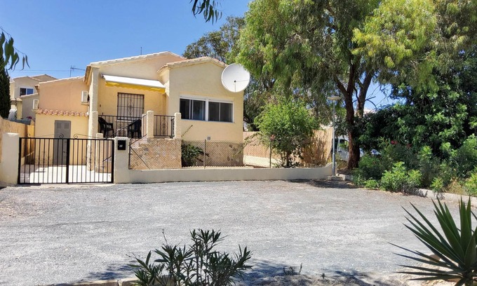 San Fulgencio Villa | Villa 'Rosa - Urbanización La Marina' con Wi-Fi, aire acondicionado, terrazas y jardín