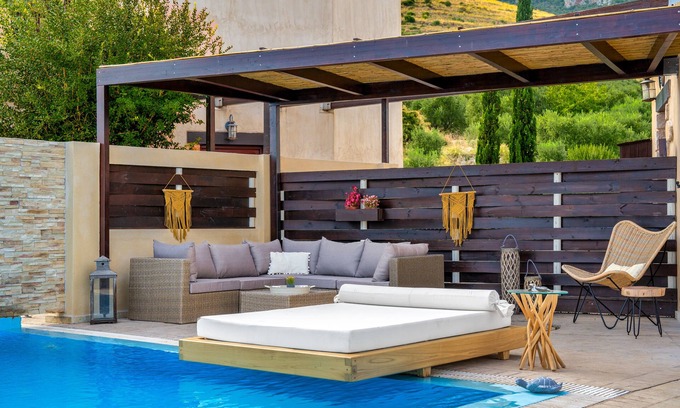 Romirion Casa | Villa Rosa con piscina compartida y vistas increíbles al mar y la montaña del pueblo