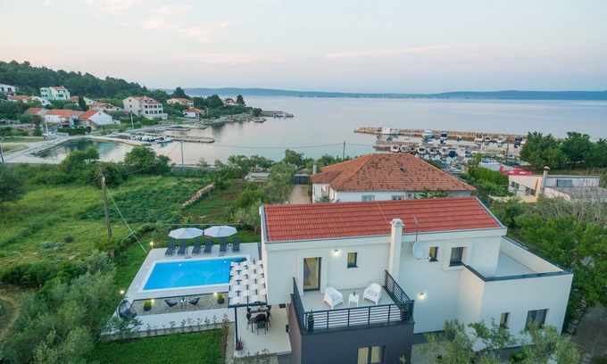 Zdrelac Villa | Villa Rossa - Three Bedroom Villa with Pool & Jacuzzi
