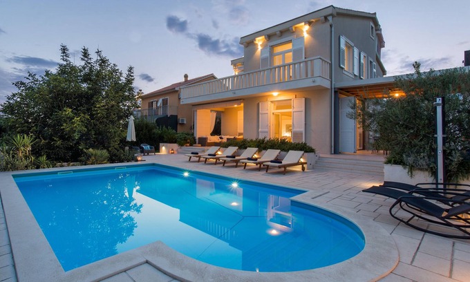 Kastela Villa | Villa Rotondo-encantadora villa con piscina a pocos pasos de la playa