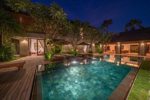 Batubelig Casa | Villa Rubina - Luxury Pool Villa in Batu Belig Next to the Beach!