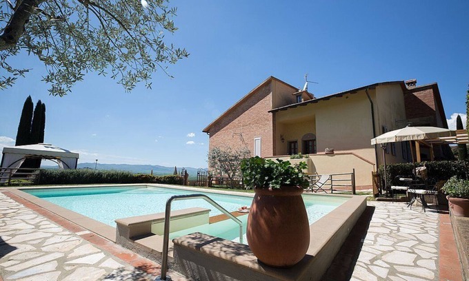Iano Villa | Villa Salonia: una característica y acogedora villa rodeada de prados y verdes colinas.