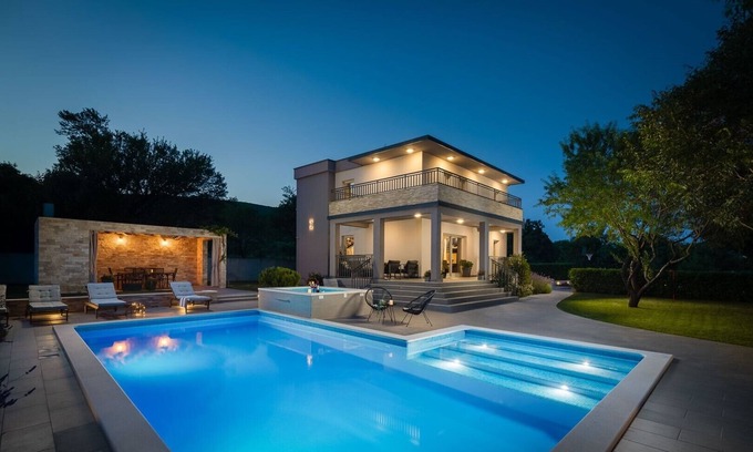 Dicmo Villa | Villa Salvador in Dicmo, private pool