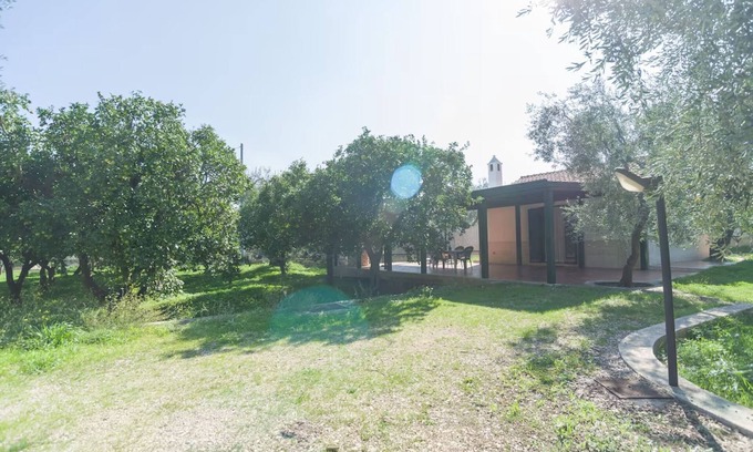 Mattinata Villa | Villa individual con gran terraza cubierta al aire libre rodeada de un hermoso huerto de cítricos