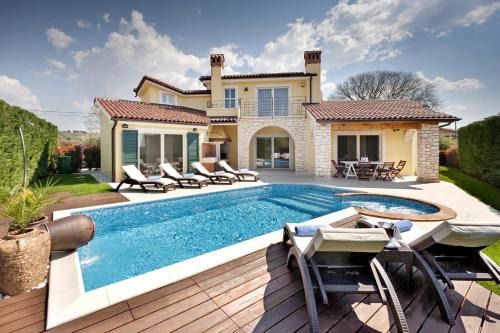 Labinci Villa | Villa Santa Domenica near Poreč with play room, beautiful tavern & garden