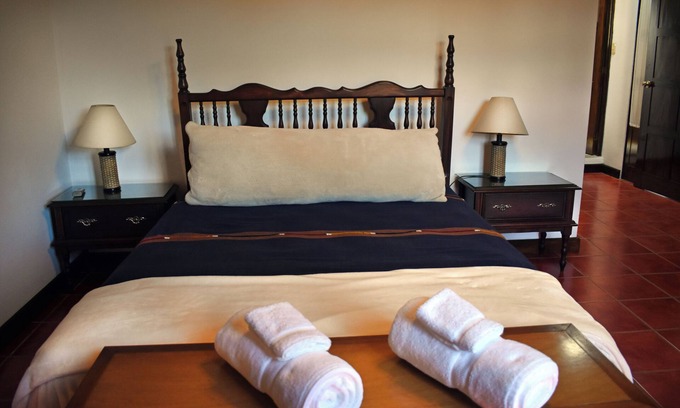 Antigua Guatemala Villa | Villa Santiago - Charming Villa in Antigua Guatemala, Volcano Views and WiFi.