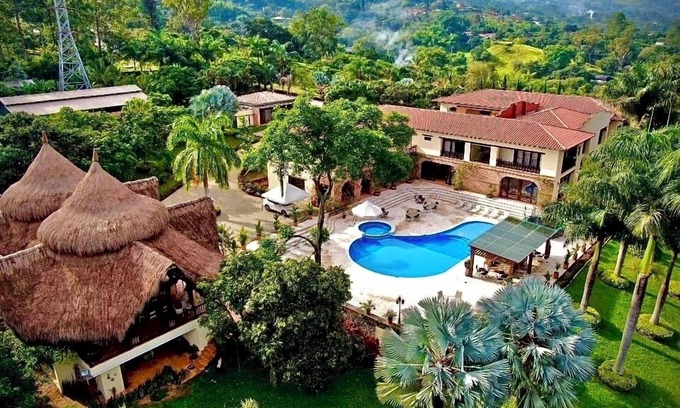 Copacabana Villa | Villa santillana<brEs una hermosa Mansión de lujo a tan solo 30 min de Medellín