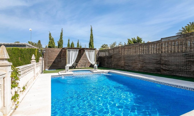 Elche Villa | Villa 'Santos Village' con piscina y Wi-Fi