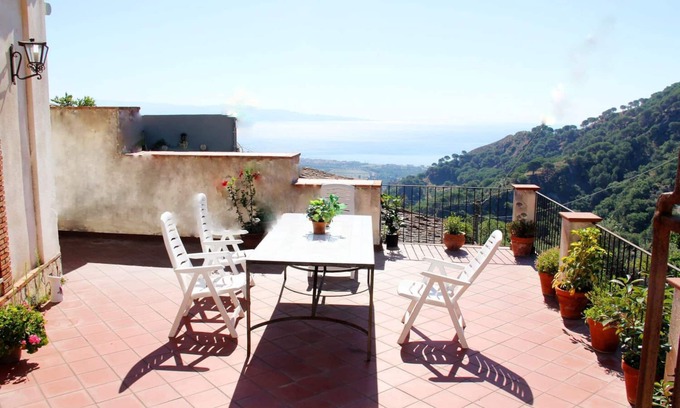Savoca Casa | Villa Sarino encuentra en la naturaleza con vistas panorámicas al mar ya la montaña