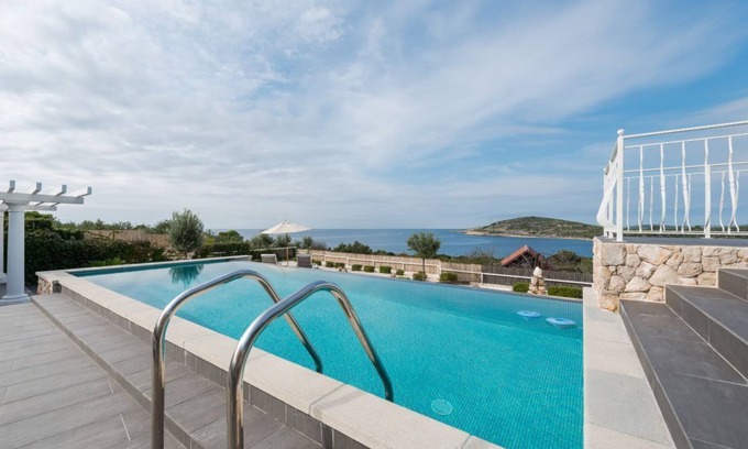 Drvenik Mali Villa | Villa de Lujo Drvenik con frente al mar, piscina privada cerca al mar en la isla Drvenik Mali- Trogir