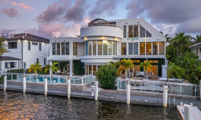 Birch Park Finger Streets Villa | Villa Seminole: Luxurious Waterfront Retreat with Pool, Gym & Hot Tub