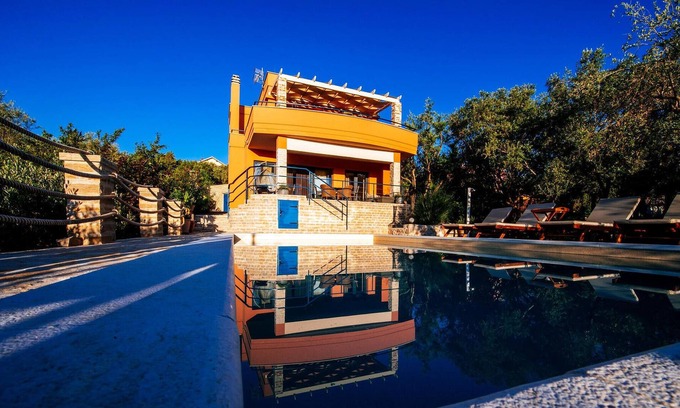 Poljana Casa | Villa Serenity is a modern and urban villa of 240m2, located in Poljana on the island of Ugljan.