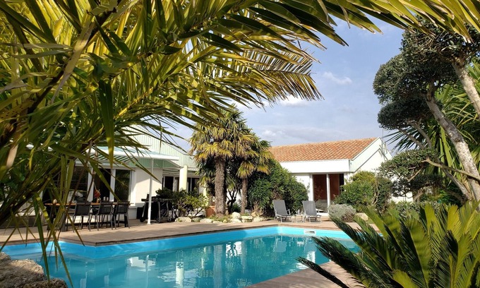 Nieul-sur-Mer Casa | Villa Seychelles, swimming pool, tropical garden, wooden terrace, close to the sea