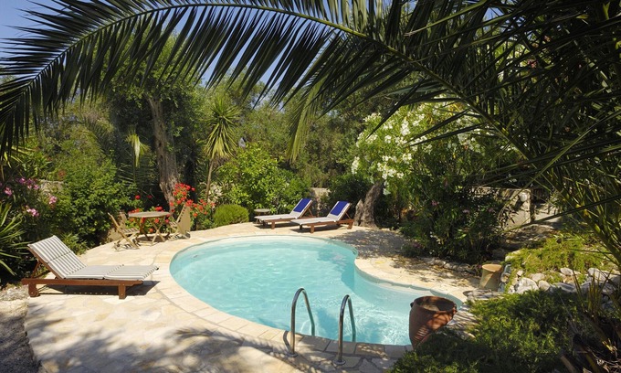 Magazia Casa | Villa Shu Shu. Lugar privado y tranquilo con piscina en amplios jardines amurallados