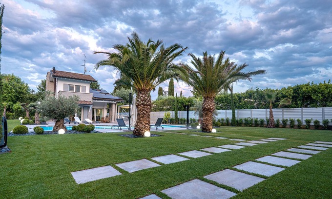 San Benedetto di Lugana Villa | Villa "Sirmione frente al lago" con vistas al lago, piscina privada climatizada y Wi-Fi