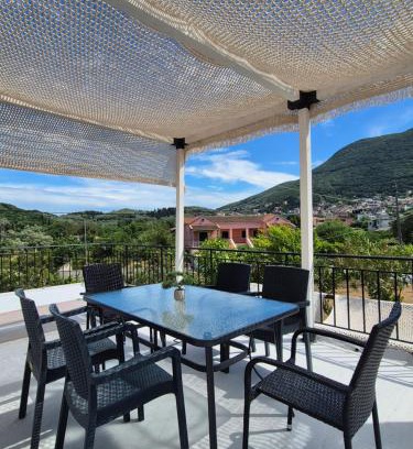 Dafnata Apartamento | Villa Skinilla with Mountain View