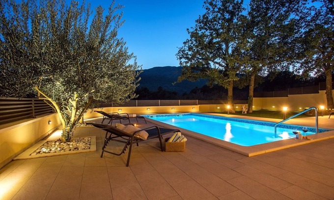 Omis Apartamento | VILLA SKURA private heated pool 32m2