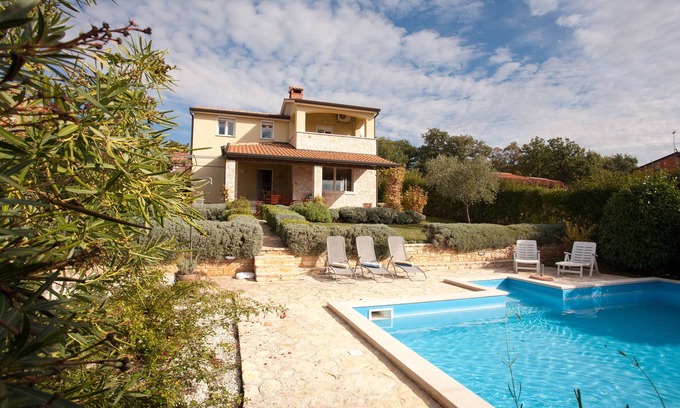 Brnobici Villa | Villa Sofía: piscina privada, jardín maduro, vistas al mar