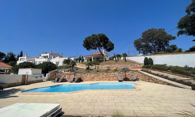 Almada Villa | Villa "SOL" Con piscina privada en Ajardinado