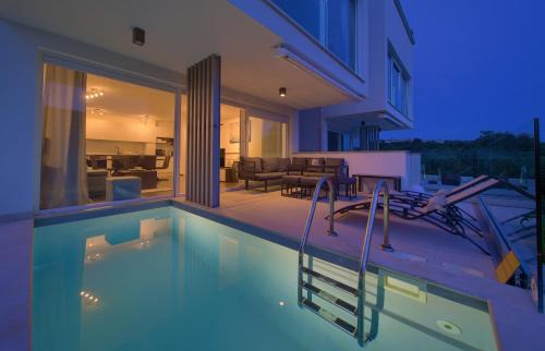 Njivice Apartamento | VILLA SOLIS LACUS modern Apartment - private heated pool - Air Conditioning -Smart TV - Free parking