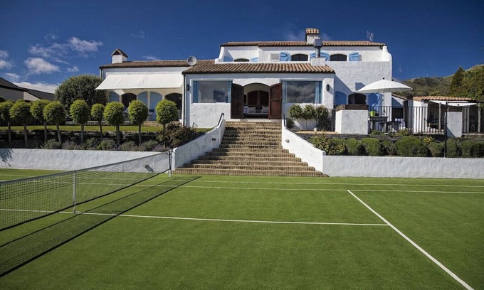 Wanaka Casa | Impresionantes vistas al lago desde esta propiedad única con piscina y cancha de tenis