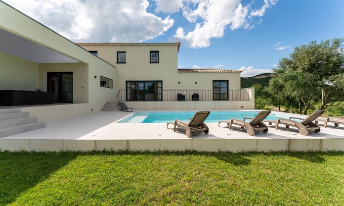 Saint-Andre-d'Olerargues Villa | Villa 'Spacieuse Et Accueillante' con piscina, terraza y Wi-Fi