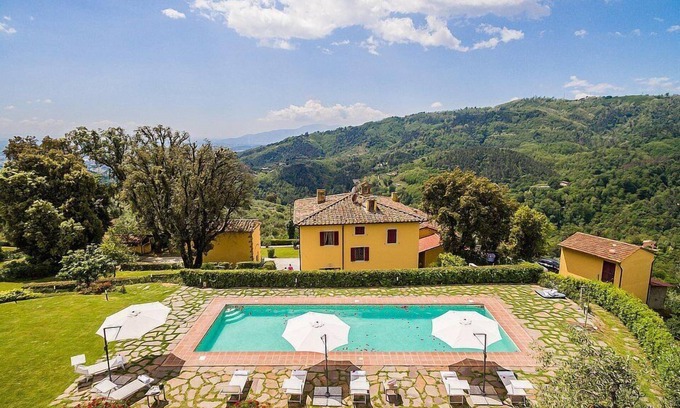 Massa e Cozzile Villa | Villa Splendente: una encantadora villa histórica en tres plantas situada en una posición aislada en las laderas de una colina cubierta de olivos.