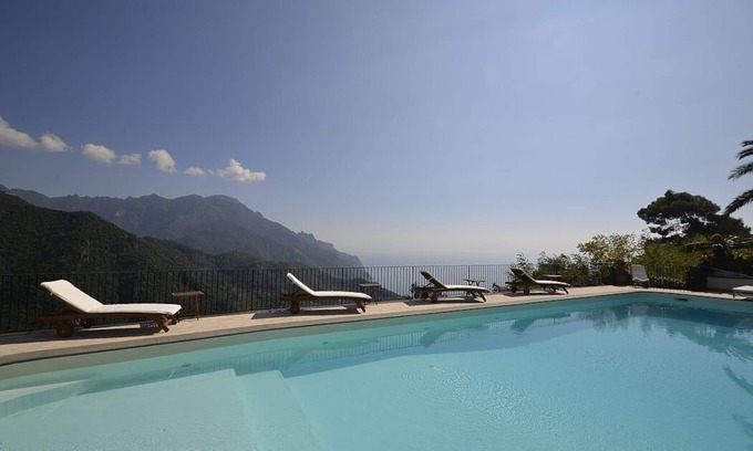 Ravello Villa | Villa Stilnovo: Una espléndida y luminosa villa de dos pisos con vista al sol y al mar.