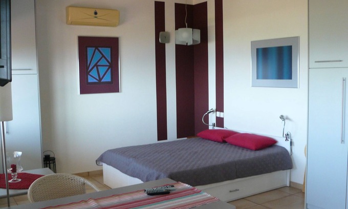 Ferma Apartamento | Villa-Estudio, vista al mar, moderno, elegante, a 10 minutos de la playa, terraza, jardín.