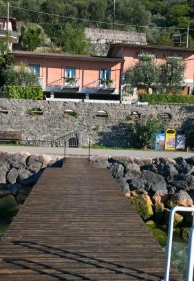 Brenzone sul Garda Casa | Villa sul Lago con pontile privato a Brenzone sul Garda - Unique and exclusive