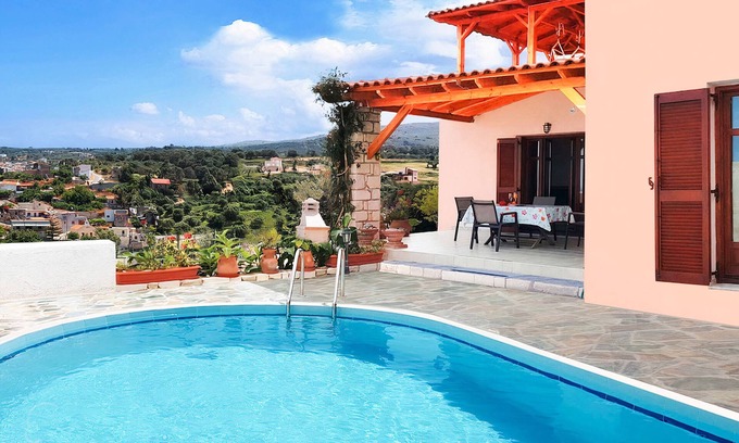 Agia Triada Villa | Impresionantes vistas al mar ya la montaña, piscina y hamacas en la terraza de la azotea, además de área para niños