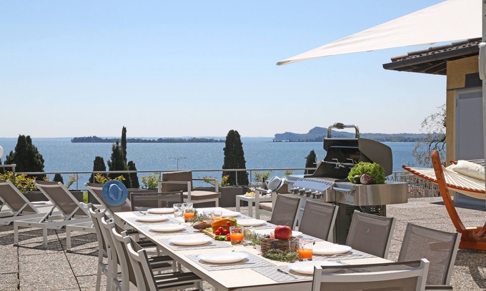 Gardone Riviera Villa | Villa rodeada de vegetación con espléndidas vistas al lago.