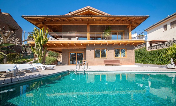 Torrelles de Llobregat Villa | Villa con piscina infinita y vistas, BCN a 20min