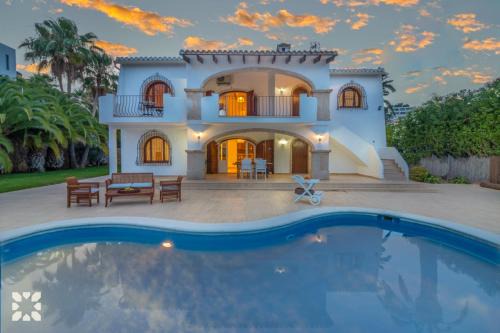 Urbanitzacio la Fustera Villa | Villa Tabarca by Abahana Villas