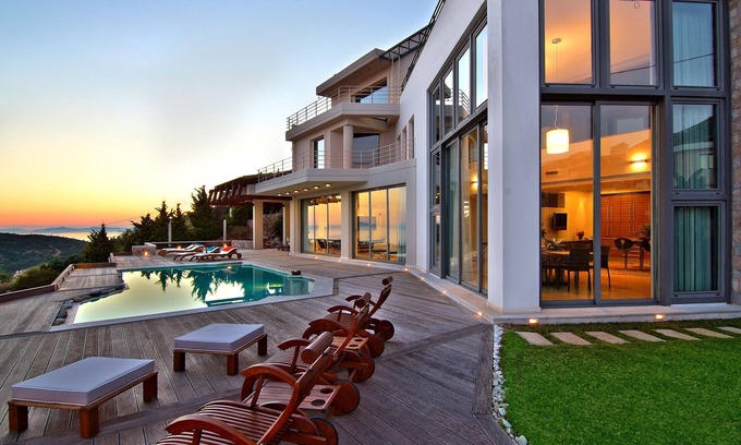 Anavyssos Villa | Villa TakeOff, 4 dormitorios, 5 baños con piscina y vista asombrosa.