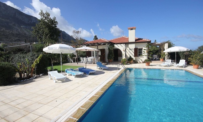 Kyrenia District Villa | Villa con piscina privada y vistas al mar ya la montaña. Algunas vacaciones escolares disponibles