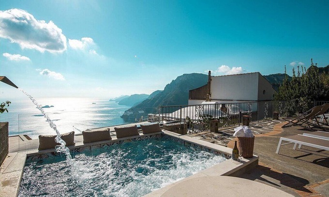 Nocelle Villa | Villa Tecla B: una característica villa de dos pisos frente al sol y el mar.