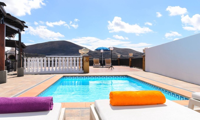 Mancha Blanca Villa | Villa Titán cerca del Parque Nacional con piscina, terraza, vistas a la montaña y Wi-Fi