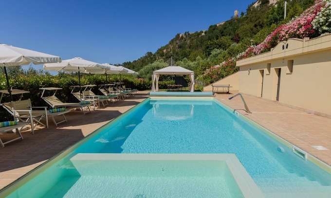 Ripatransone Villa | Torre Villa con piscina y vista al mar en las laderas de Ripatransone, en la tierra del vino Rosso Piceno