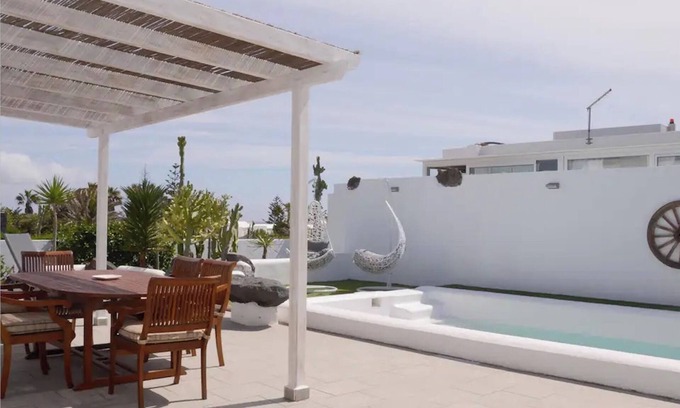 Charco del Palo Villa | Villa Tranquilidad con increíble terraza privada y piscina climatizada