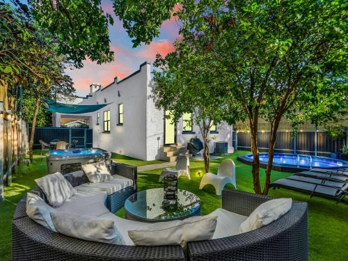 East Little Havana Casa | Villa Tranquillo Calle Ocho Pool & Hot Tub