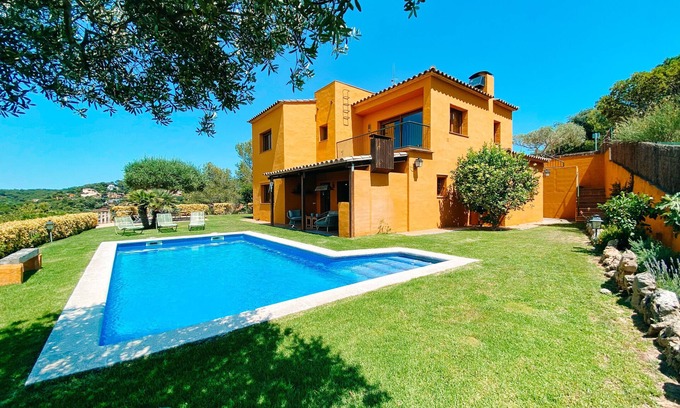 Begur Villa | Villa 'Tres Olivos - Begur' con vistas a la montaña, Wi-Fi y aire acondicionado.