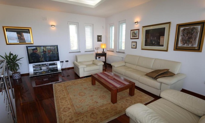 Silo Villa | Villa Tripalo