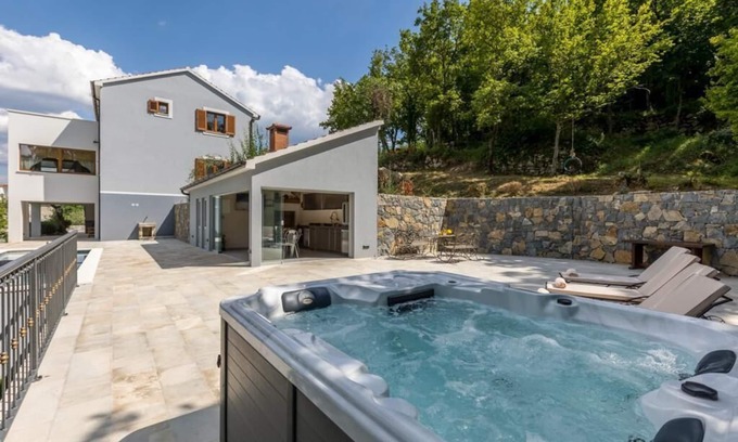 Omis Villa | Villa u rusticnom stilu okružena šumom njegovanim vrtom za odmor, grijani bazen