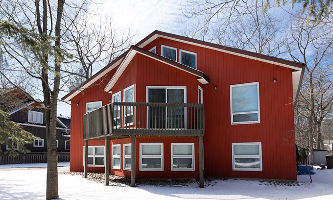 Wasaga Beach Casa | VILLA UPPER & LOWER SPECIAL RATES SLEEPS 15, VERY CLOSE TO BEACH ACCESS,