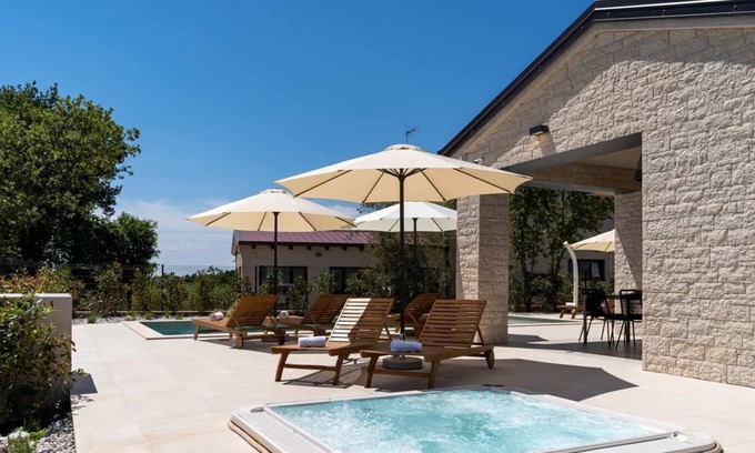 Kadumi Casa | Villa Ursaria with pool, sauna, whirlpool