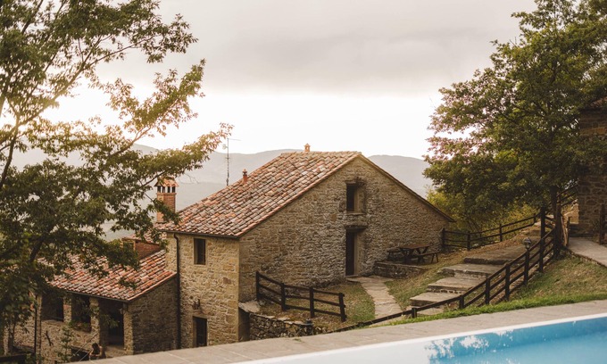 Sansepolcro Casa | Villa Vallorsaia con piscina privada, vista al lago, sin vecinos