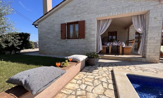 Grandici Villa | Villa de piedra Mirela