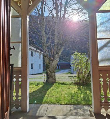 Nesset Casa | Villa ved sjøen og fjellene